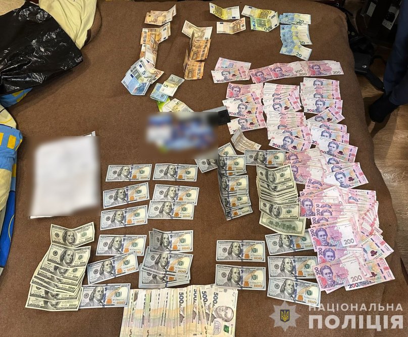 Гроші, знайдені під час обшуку у мера одного з міст на Дніпропетровщині 