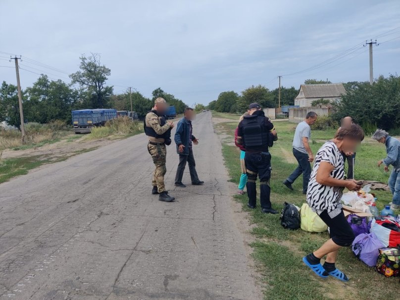 Поліцейські зустріли людей та допомогли їм. Фото поліції Херсонської області