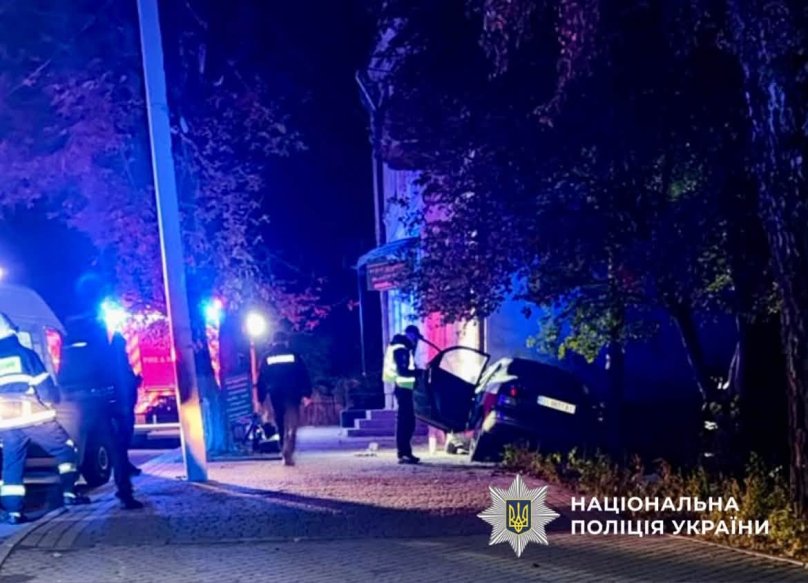 27-річний водій на швидкості врізався у житловий будинок в Стрию і загинув – 01