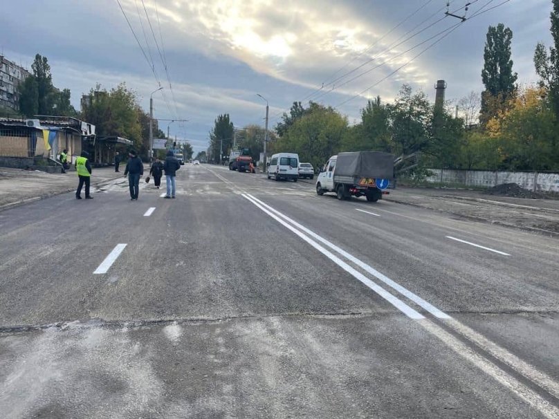 Працювали всю ніч: у Дніпрі відремонтували дорогу з величезною вирвою від ракетного удару за добу (фото) – 02