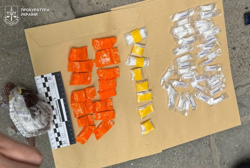 На фото закладки, які підготував чоловік