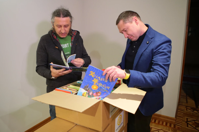 Жителі Львівщини зібрали пів сотні коробок книг для бібліотеки у Гданську – 01
