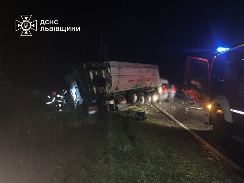 На Львівщині у ДТП з двома вантажівками загинув 51-річний водій – 01