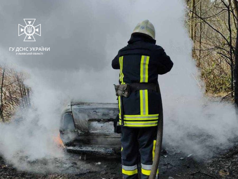 На Львівщині вогонь вщент знищив автомобіль в курортному селищі – 01