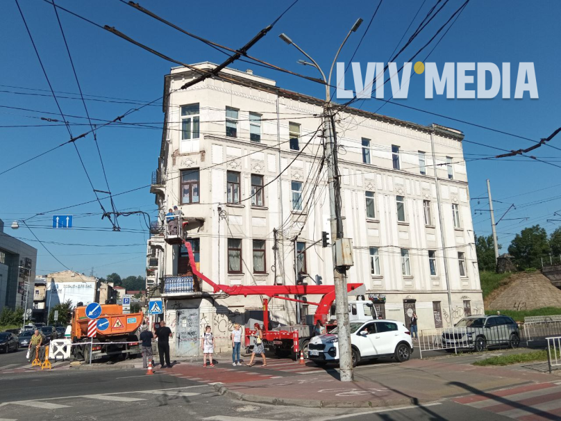У лікарні помер чоловік, який впав з балконом в центрі Львова – 01