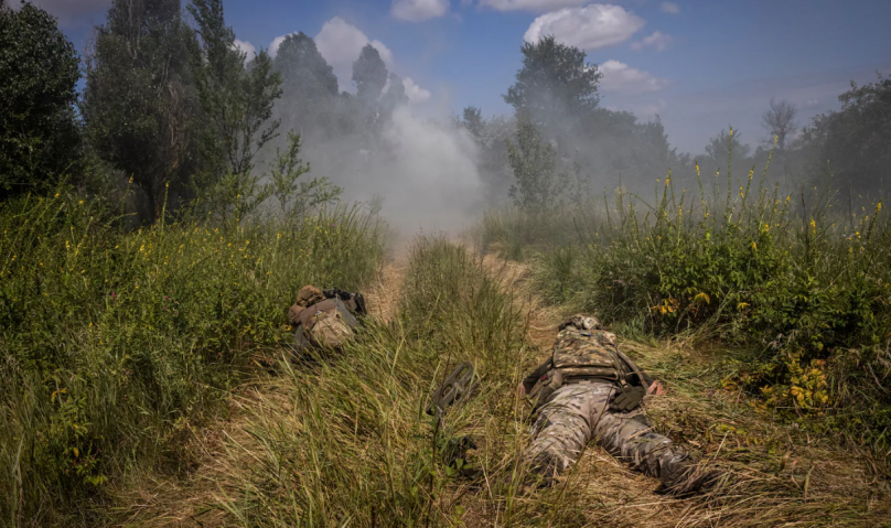 Солдати укриваються, розміновуючи протитанкову міну. Фото: Ед Рам для The Washington Post