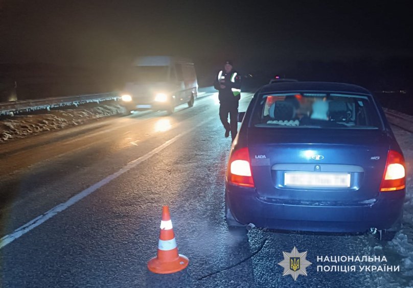На трасі неподалік Львова автомобіль на смерть збив 42-річного чоловіка – 01