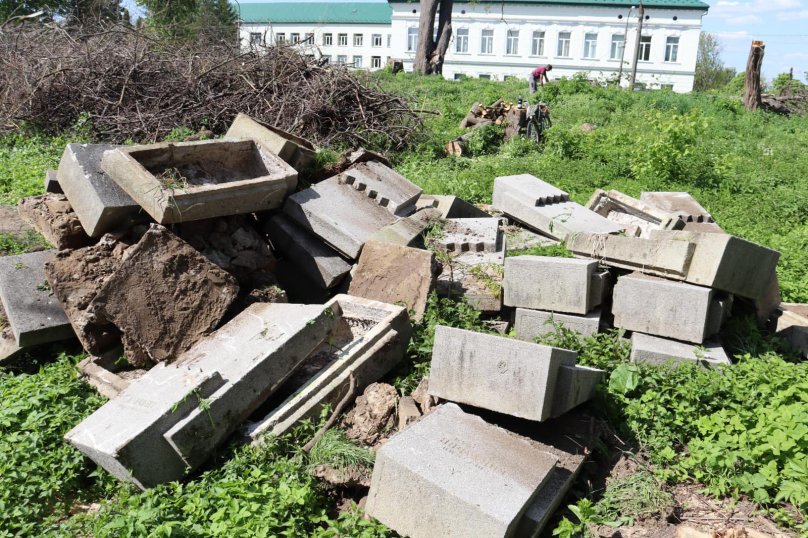 У Мостиськах у центрі міста демонтували плити з кладовища енкаведистів: проводитимуть ексгумацію – 01