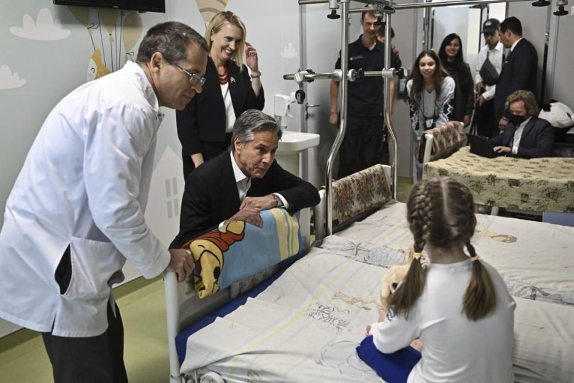 Блінкен відвідав поранених дітей в "Охматдиті". Фото із Twitter UkraineWorld