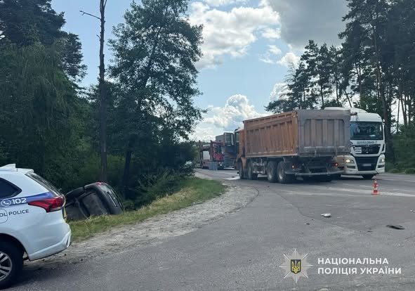 Біля Львова в ДТП з вантажівкою травмувалися 8-річний хлопчик та 71-річна жінка – 01