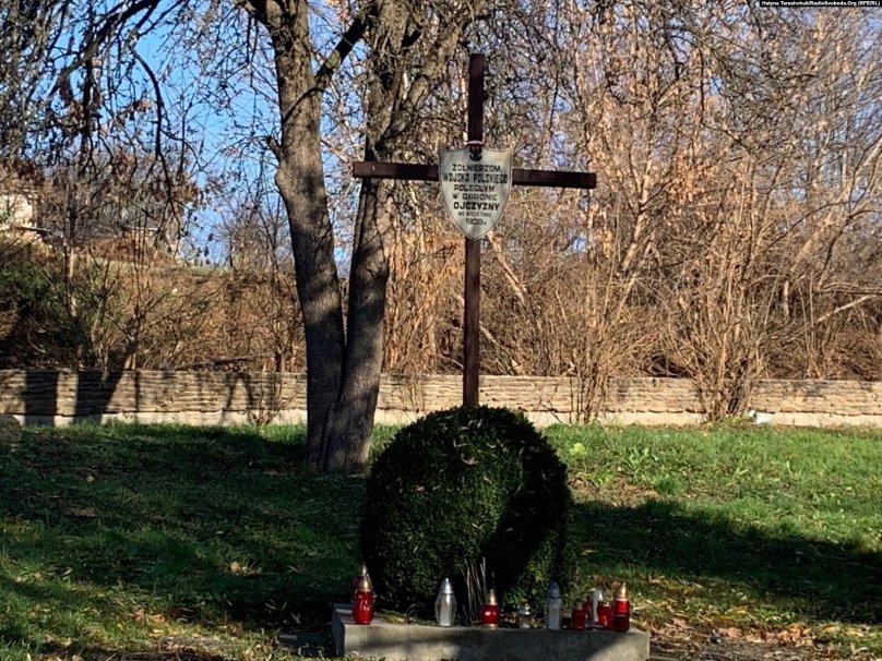 Хрест на честь польських солдатів на старому цвинтарі у Збоїщах. Фото Галини Терещук, Радіо Свобода