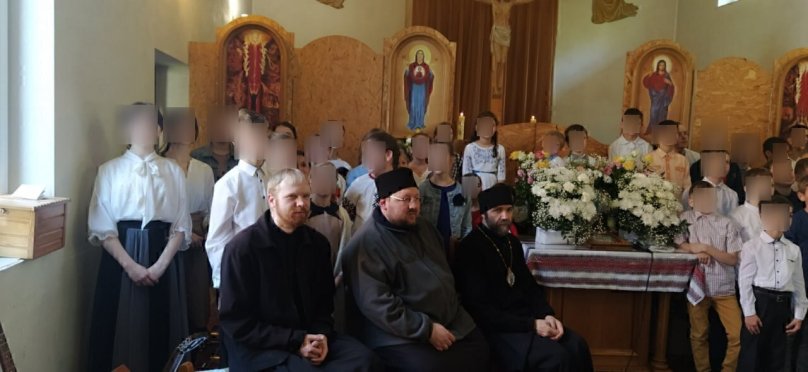 Зліва від вівтаря: Маркіян Гітюк, Христофор (справжнє ім’я невідоме), один зі псевдосвященників Захар