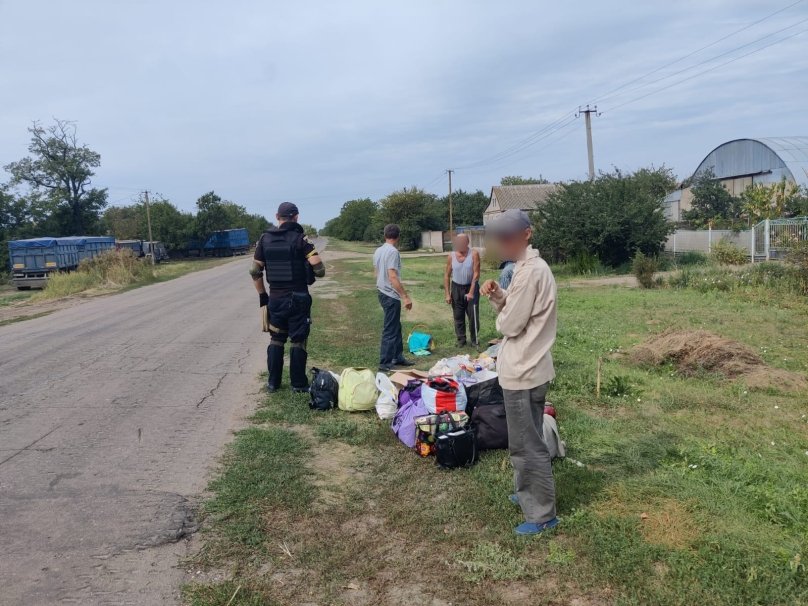 Люди пішки втекли з-під окупації. Фото поліції Херсонської області