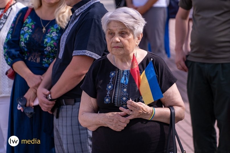 Жінка з прапорами на церемонії вшанування пам'яті борців за Незалежність. Фото: Lviv.Media. Микита Печеник