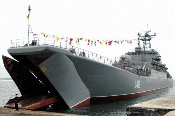 Фото корабля у кримській бухті 