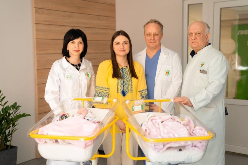 Ірина разом з новонародженими близнючками та лікарями перинатального центру