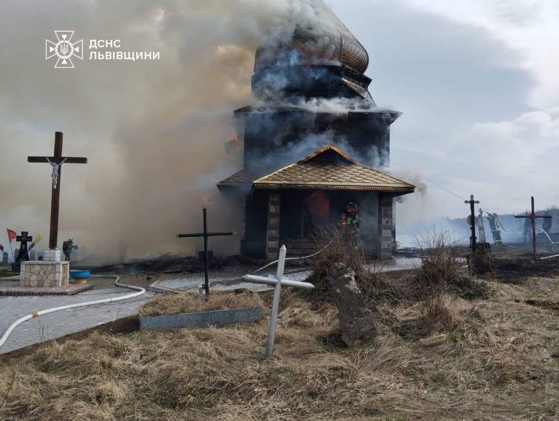 На Львівщині загорілась дерев’яна церква: вогонь знищив її повністю – 01