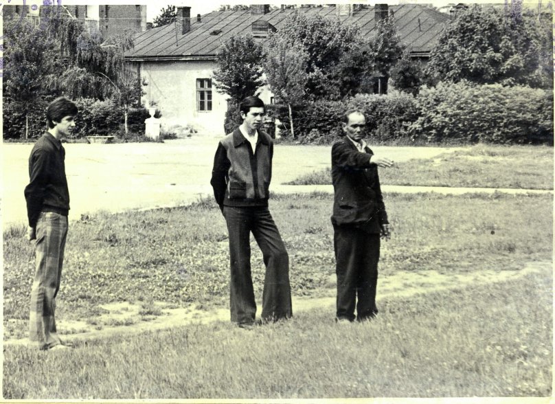 Колишній військовополонений Олексій Яговенко (крайній справа) на Цитаделі, позаду - будівля, де розміщувалась табірна кухня. Червень 1976 року. Джерело: Галузевий державний архів СБУ