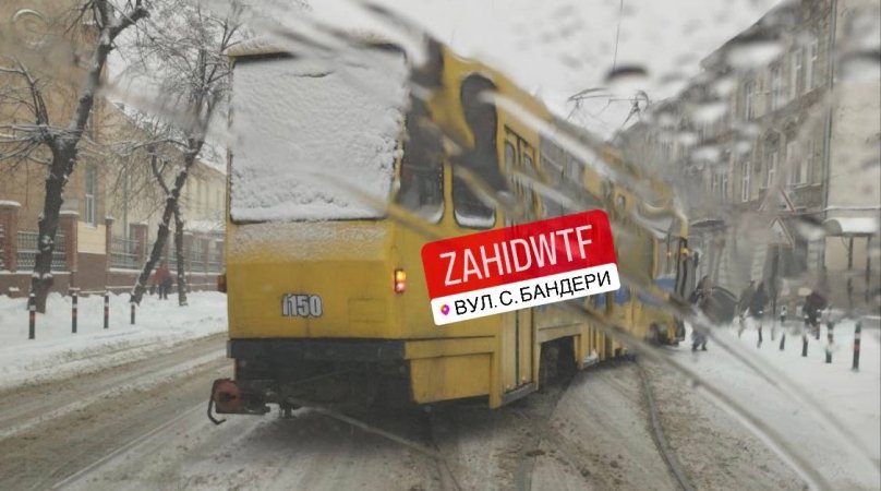 Трамвай у Львові злетів з рейок. Фото: ZAHIDWTF 24/7