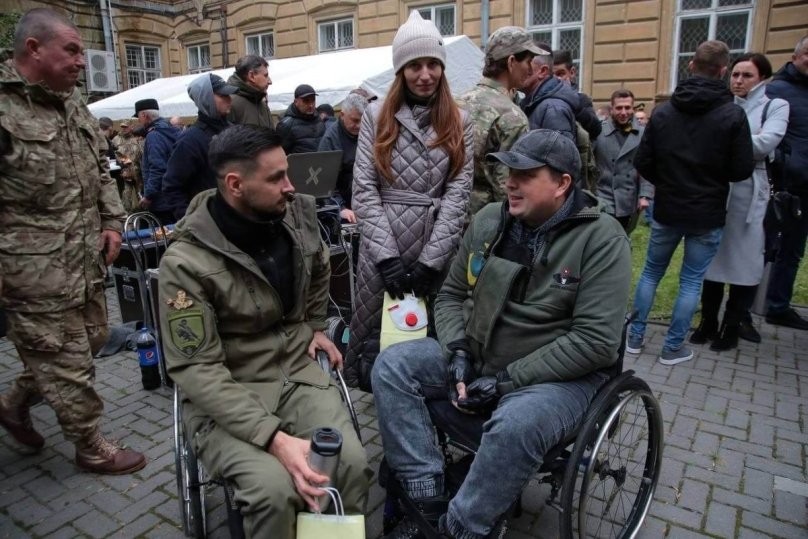 Олексій Богатирьов — зліва. Фото: пресслужба Львівської ОДА