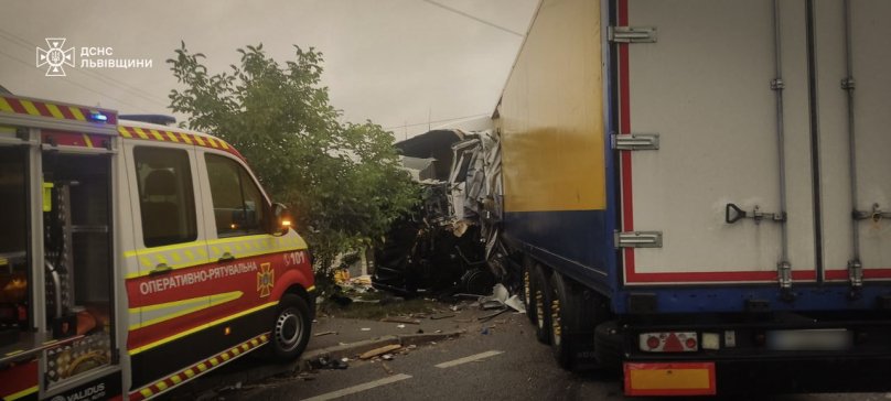 На Львівщині зіштовхнулися дві вантажівки: одного водія витягували із затиснутої кабіни – 01