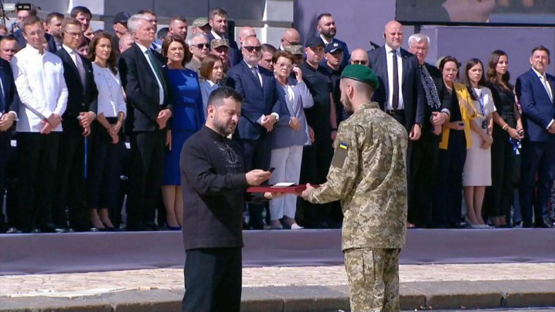 Ростислав Варданян передав шеврон Володимиру Зеленському