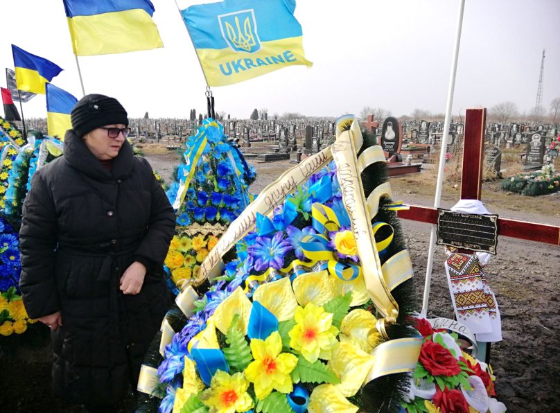Мати загиблого захисника на його могилі. Фото: 119 окрема бригада ТрО Чернігівської області