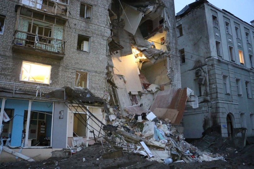 Будинок в Харкові, в який влучила російська ракета. Фото: ДСНС Харківщини