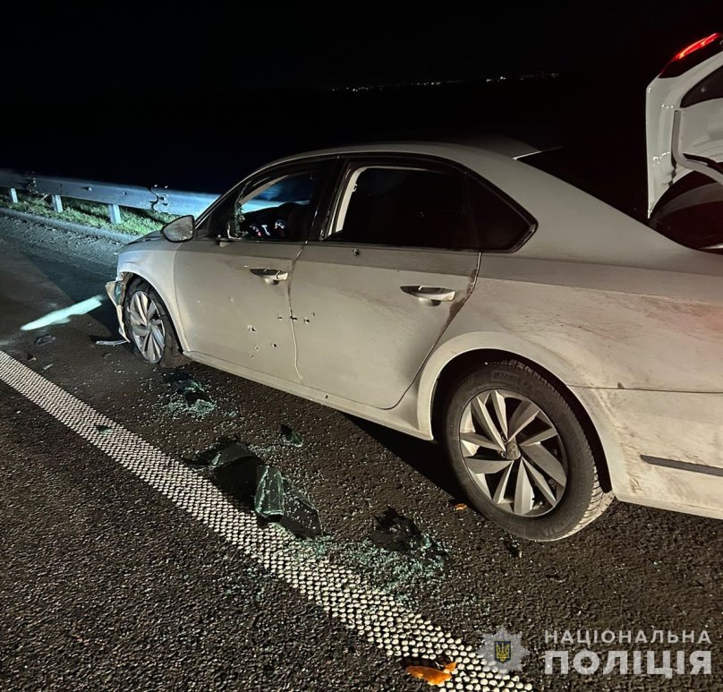 На Дніпропетровщині чоловік розстріляв легковик на трасі — водій авто загинув – 01