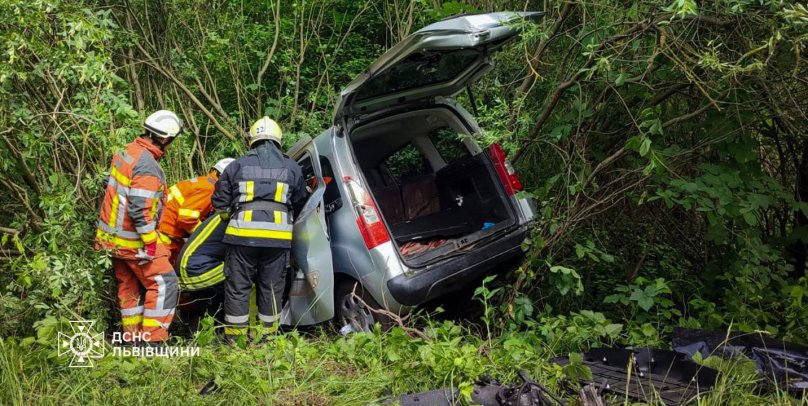 В аварії Renault та Peugeot у Шептицькому загинула водійка: її затиснуло в автомобілі – 01