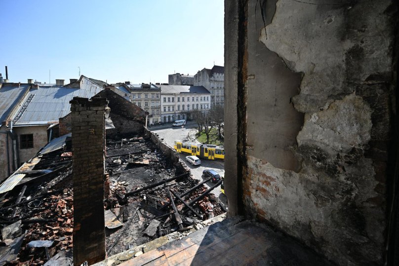 Дах пошкодженого будинку після прямого влучання дрона