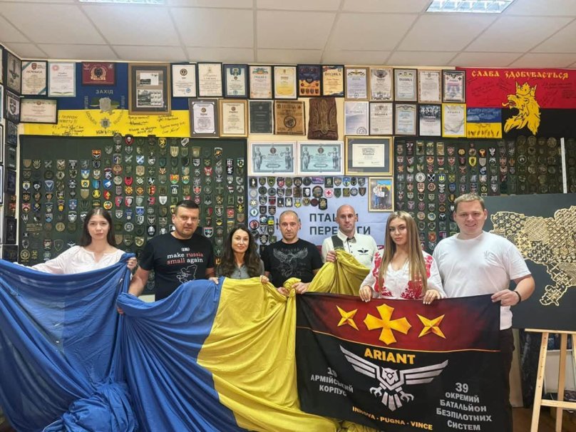 На фото прапор, привезений із Краматорська, який передали благодійникам