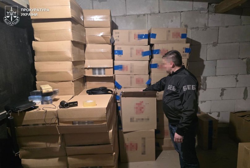 У селі біля кордону на Львівщині викрили склад контрафактного алкоголю та сигарет – 01