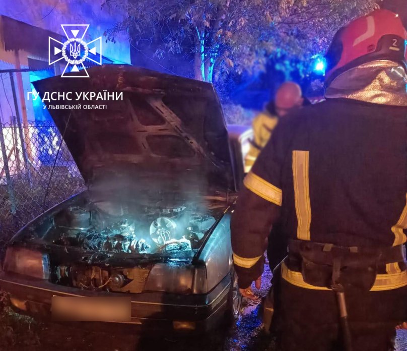 Пошкоджений вогнем автомобіль «Opel Ascona». Фото: ДСНС Львівщини