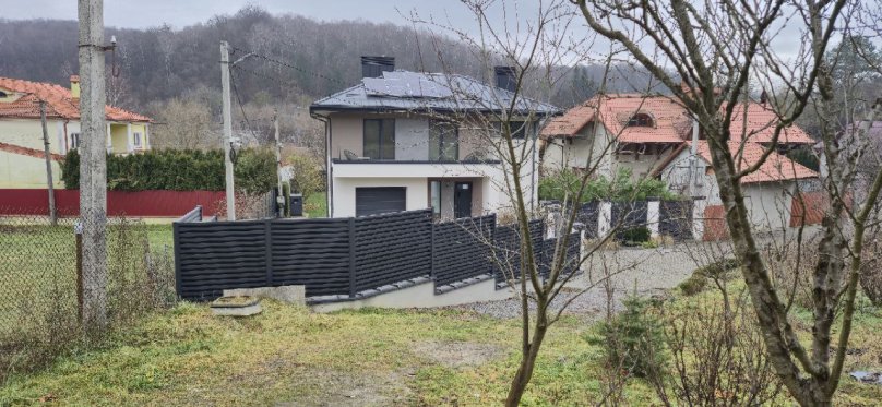 Будинок тещі Павлишина — Ганни Луців (з темним дахом)