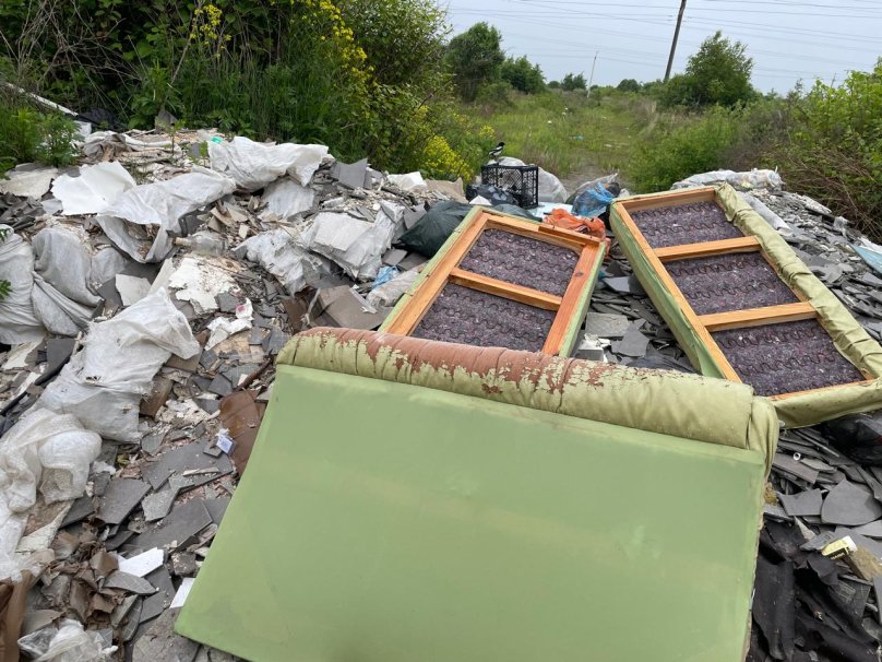 У селі біля Львова невідомі викинули будівельне сміття та пластик – 01