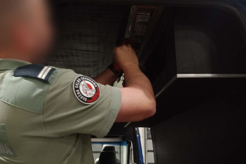 У пункті пропуску на Львівщині українка намагалася вивезти 7 тисяч сигарет у паливному баку – 01