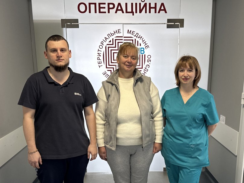 59-річна Наталя Бабій разом з командою лікарів