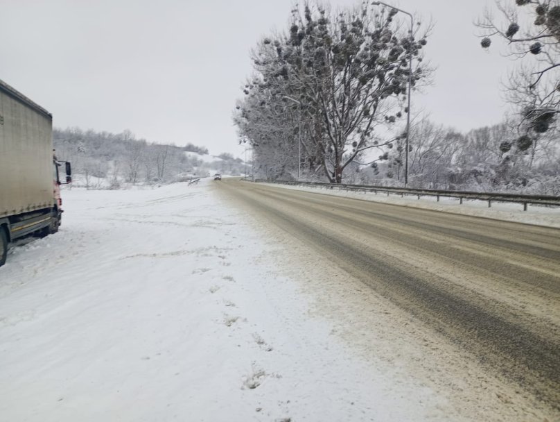 Через негоду на Львівщині дорожні служби працюють у посиленому режимі – 02