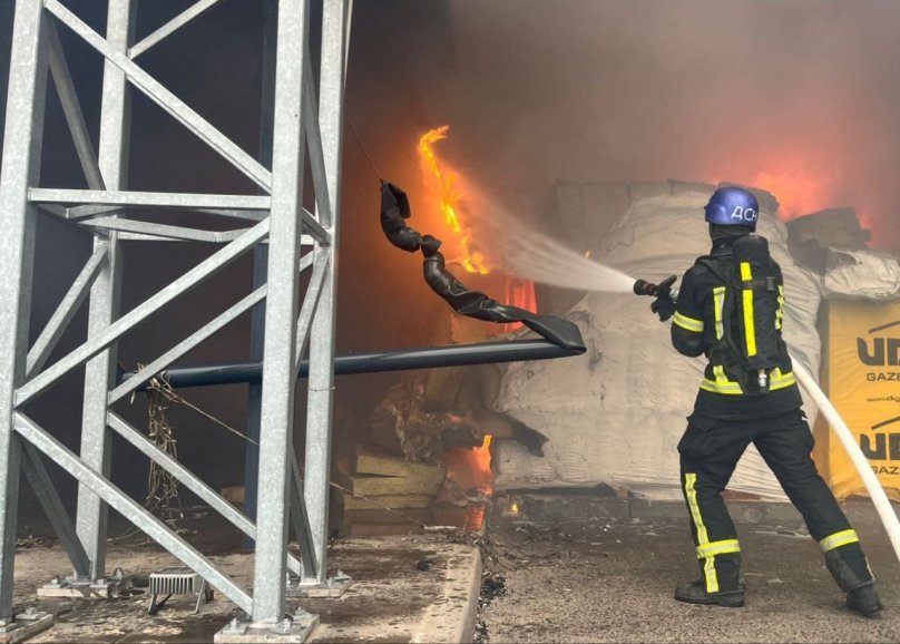 Рятувальники приборкують полум’я у торговельному центрі в Нікополі. Фото зі сторінки Сергія Лисака