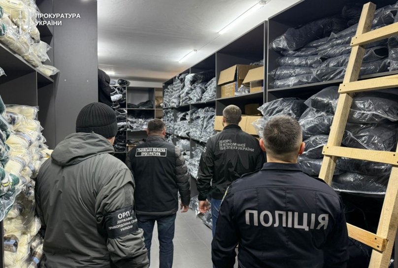 На Львівщині у підпільному цеху шили підробки преміального одягу під італійські бренди – 02