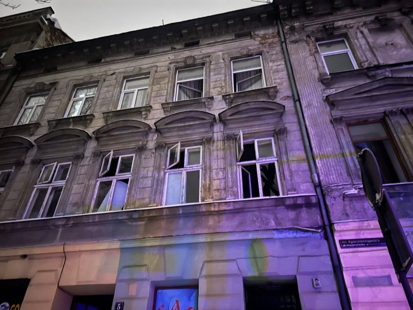 Через влучання дрона у Львові пошкоджено вітражі церкви святих Ольги і Єлизавети – 01