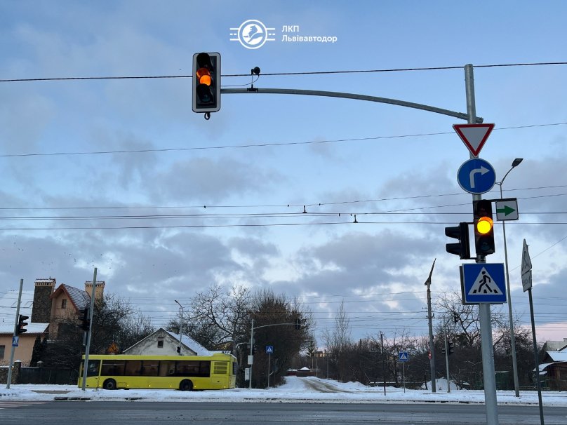 У Сихівському районі Львова біля перехрестя запрацюють нові світлофори – 02