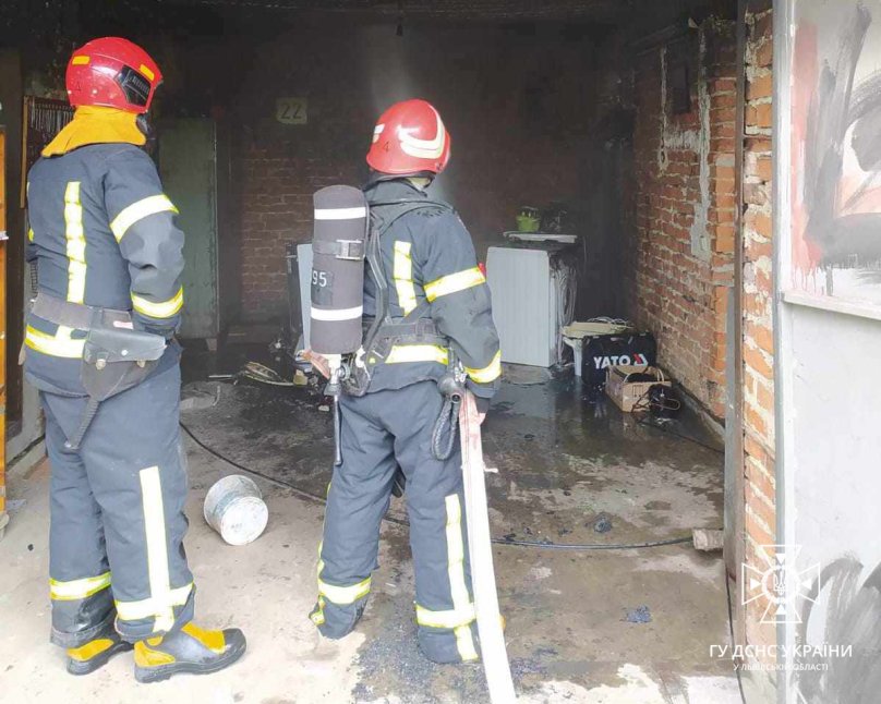 Під Львовом горів гараж із газоблоків (фото) – 01