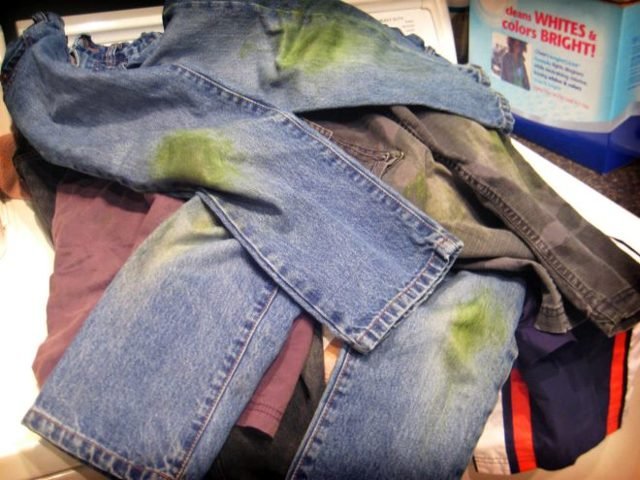 Плями трави на джинсах. Фото: «Апостроф»