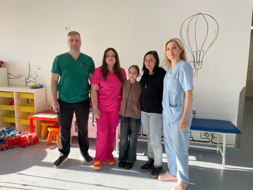 10-річна Дар’я із командою лікарів