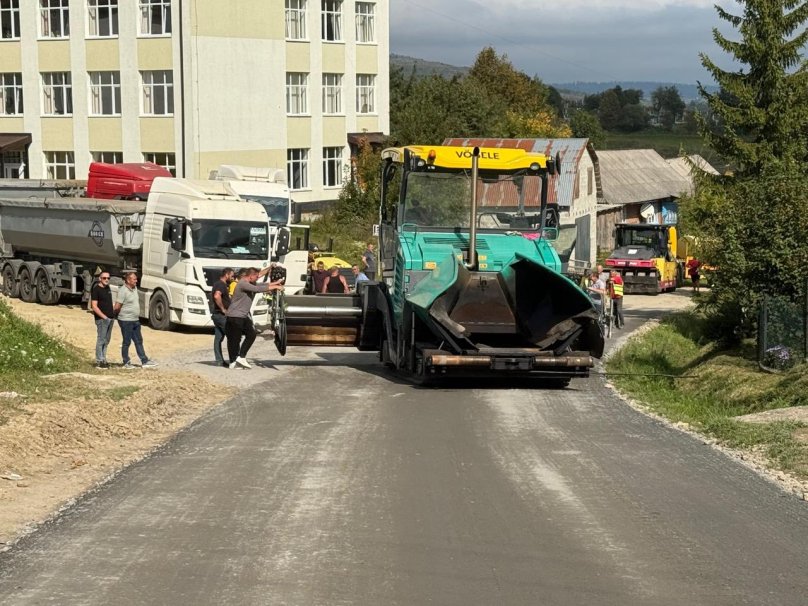 На Самбірщині ремонтують дорогу до школи, де навчаються діти з кількох сіл – 01