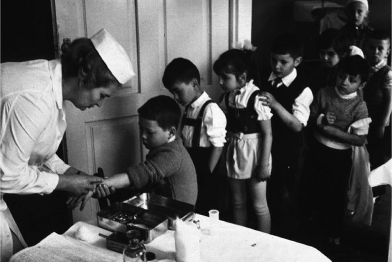 Румунія, 1974 рік. 6-річним дітям проводять повторну вакцинацію проти туберкульозу. Фото: Національна медична бібліотека США.