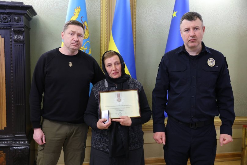 Родинам загиблих поліцейських з Львівщини вручили відзнаки Президента – 02