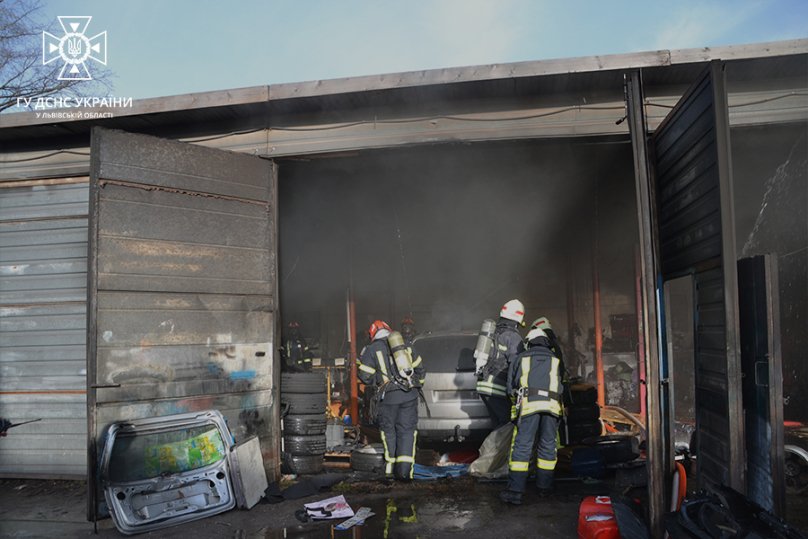 В одному з гаражів Львова загорівся мінівен: полум’я могло перекинутися на сусідні автівки – 01